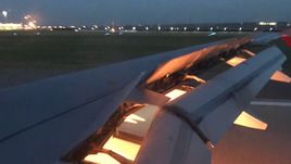 Огонь под крылом самолета сборной Саудовской Аравии.