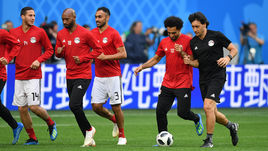 Понедельник. Санкт-Петербург. Лидера египтян Мохамеда САЛАХА (второй справа) толкают в травмированное плечо.