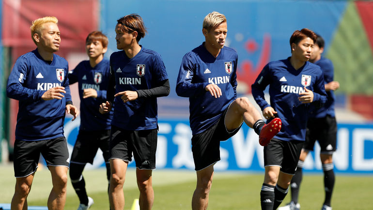 Воскресенье. Казань. Экс-игрок ЦСКА Кейсуке ХОНДА (в центре) на тренировке. Фото REUTERS Воскресенье. Казань. Экс-игрок ЦСКА Кейсуке ХОНДА (в центре) на тренировке. Фото REUTERS