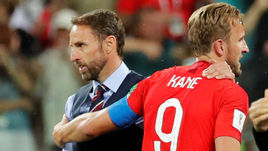 Понедельник. Волгоград. Тунис - Англия - 1:2. Харри КЕЙН (справа) и главный тренер сборной Англии Гарет САУТГЕЙТ.