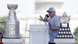 12 июня. Вашингтон. Барри ТРОТЦ на чемпионском параде "Вашингтона" рядом с Кубком Стэнли и "Конн Смайт Трофи" - призу самому ценному игроку плей-офф НХЛ, который получил Александр Овечкин.