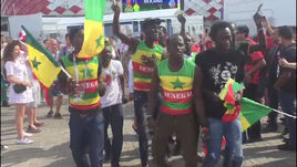 Эмоциональный танец сенегальских фанатов