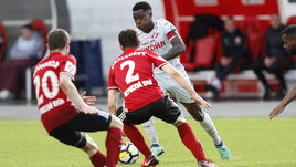 Спартаковец Квинси ПРОМЕС (в центре) пока не тренируется с командой. А "Амкар" вслед за "Тосно" объявил о прекращении существования.