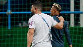 Вторник. Сочи. НЕЙМАР (справа) досрочно покидает тренировку сборной Бразилии.