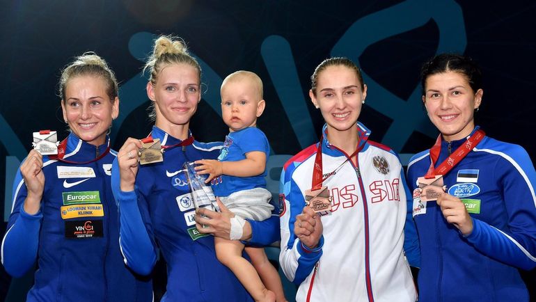 Вероника КОЛОБОВА (вторая справа) с трио медалисток из Эстонии Катриной ЛЕХИС (вторая слева), Кристиной КУУСК и Юлией БЕЛЯЕВОЙ. Фото twitter.com/FIE_fencing Вероника КОЛОБОВА (вторая справа) с трио медалисток из Эстонии Катриной ЛЕХИС (вторая слева), Кристиной КУУСК и Юлией БЕЛЯЕВОЙ. Фото twitter.com/FIE_fencing