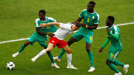 Вторник. Москва. Польша – Сенегал – 1:2. Роберт ЛЕВАНДОВСКИ (в центре) в борьбе за мяч с игроками сборной Сенегала Муссой ВАГЕ, Салифом САНЕ и Исмайлой САРРОМ.