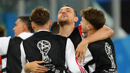 Вторник. Санкт-Петербруг. Россия - Египет - 3:1. Артем ДЗЮБА (в центре) празднует победу с Алексеем и Антоном МИРАНЧУКАМИ после финального свистка.