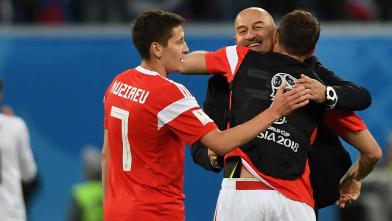 Вторник. Санкт-Петербург. Россия - Египет - 3:1. Главный тренер сборной России Станислав ЧЕРЧЕСОВ празднует победу вместе с Далером КУЗЯЕВЫМ (№ 7) и Артемом ДЗЮБОЙ. Фото AFP Вторник. Санкт-Петербург. Россия - Египет - 3:1. Главный тренер сборной России Станислав ЧЕРЧЕСОВ празднует победу вместе с Далером КУЗЯЕВЫМ (№ 7) и Артемом ДЗЮБОЙ. Фото AFP