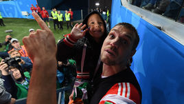 Вторник. Санкт-Петербург. Россия - Египет - 3:1. Артем ДЗЮБА с сыном после матча.