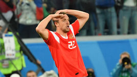 Вторник. Санкт-Петербруг. Россия - Египет - 3:1. Артем ДЗЮБА отдает честь главному тренеру Станиславу ЧЕРЧЕСОВУ после забитого гола.