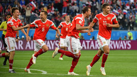 Вторник. Санкт-Петербург. Россия - Египет - 3:1. Россияне празднуют первый гол. В Москве и Питере команда добилась победы. Куда она отправится после матча в Самаре с Уругваем?