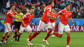 Вторник. Санкт-Петербург. Россия - Египет - 3:1. Роман ЗОБНИН (№11), Артем ДЗЮБА (второй справа), Денис ЧЕРЫШЕВ (второй слева) и Александр ГОЛОВИН празднуют забитый гол.