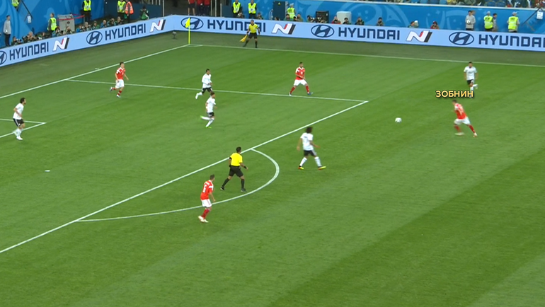Зобнин первым оказывается на подборе и бьет по воротам. Зобнин первым оказывается на подборе и бьет по воротам.