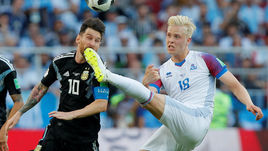 16 июня. Москва. Аргентина – Исландия – 1:1. Хердур МАГНУССОН (№ 18) против Лионеля МЕССИ.