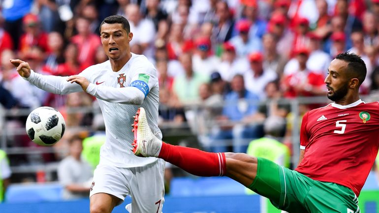 Сегодня. Москва. Португалия - Марокко - 1:0. КРИШТИАНУ РОНАЛДУ и Мехди БЕНАТИА. Фото AFP Сегодня. Москва. Португалия - Марокко - 1:0. КРИШТИАНУ РОНАЛДУ и Мехди БЕНАТИА. Фото AFP