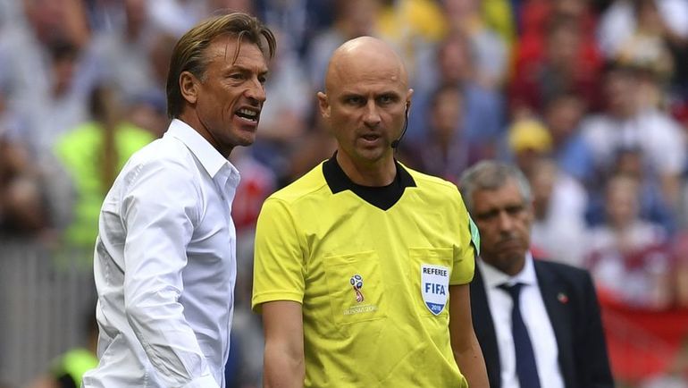 Сегодня. Москва. Португалия - Марокко - 1:0. Эрве РЕНАР и Сергей КАРАСЕВ. Фото AFP Сегодня. Москва. Португалия - Марокко - 1:0. Эрве РЕНАР и Сергей КАРАСЕВ. Фото AFP