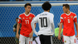 Александр ГОЛОВИН (слева), Денис ЧЕРЫШЕВ (справа) и Мохамед САЛАХ.