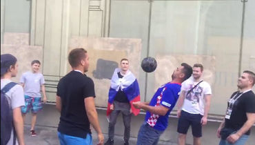 Опасно! Футбол на Никольской 