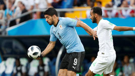 Среда. Ростов-на-Дону. Уругвай - Саудовская Аравия - 1:0. Луис СУАРЕС (слева) и Абдулла ОТАИФ.