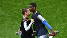 Вчера. Екатеринбург. Антуан ГРИЗМАНН (слева) и Поль ПОГБА готовятся к матчу с перуанцами.