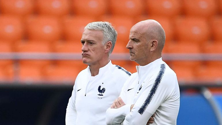 Главный тренер сборной Франции Дидье ДЕШАМ (слева) и его помощник Ги СТЕФАН наблюдают за тренировкой своей команды. Фото AFP Главный тренер сборной Франции Дидье ДЕШАМ (слева) и его помощник Ги СТЕФАН наблюдают за тренировкой своей команды. Фото AFP