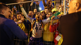 Фанаты встречают сборную Бразилии в Санкт-Петербурге.