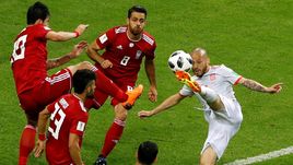 Среда. Казань. Иран – Испания – 0:1. Давид СИЛЬВА (справа) против четырех защитников сборной Ирана.