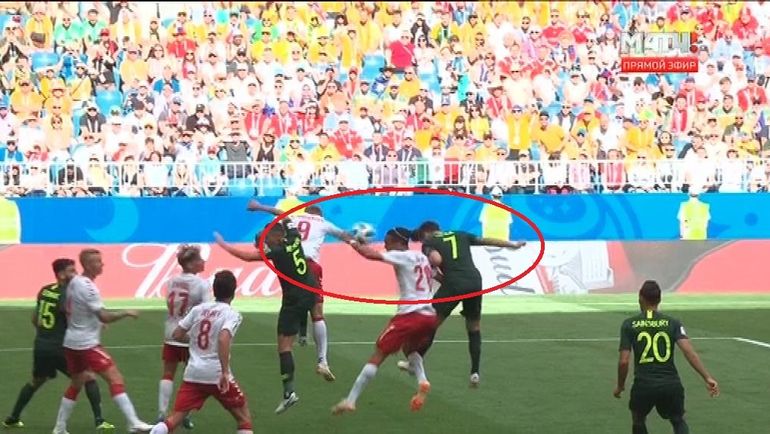 37-я минута матча Дания-Австралия. 37-я минута матча Дания-Австралия.