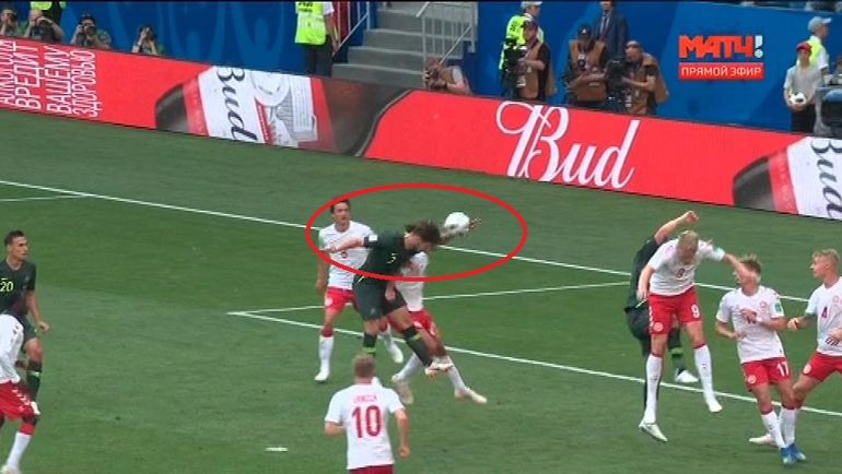 37-я минута матча Дания-Австралия. 37-я минута матча Дания-Австралия.