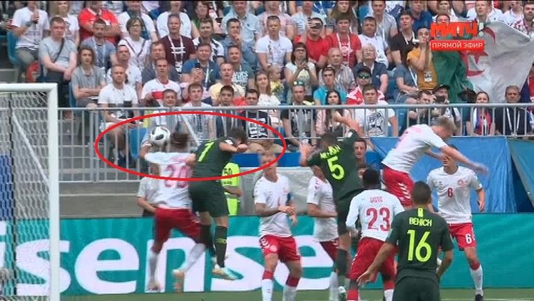 37-я минута матча Дания-Австралия. 37-я минута матча Дания-Австралия.