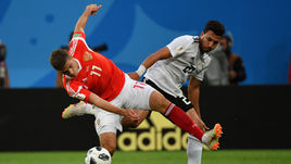 Вторник. Санкт-Петербург. Россия - Египет - 3:1. Роман ЗОБНИН (№ 11) в борьбе за мяч.