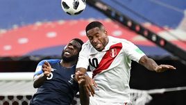 Четверг. Екатеринбург. Франция – Перу – 1:0. Верховая борьба француза Самюэль ЮМТИТИ (слева) и перуанца Джефферсона ФАРФАНА.