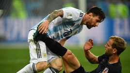 Четверг. Нижний Новгород. Аргентина - Хорватия - 0:3. Лионель МЕССИ против хорвата Ивана СТРИНИЧА.