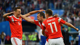 19 июня. Санкт-Петербург. Россия - Египет - 3:1. Денис ЧЕРЫШЕВ (слева), Артем ДЗЮБА (в центре) и Роман ЗОБНИН празднуют забитый мяч.