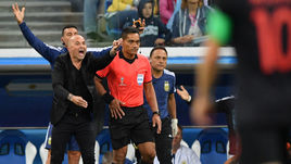 21 июня. Нижний Новгород. Аргентина - Хорватия - 0:3. Главный тренер аргентинцев Хорхе САМПАОЛИ (слева).