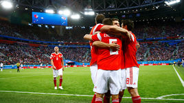 19 июня. Санкт-Петербург. Россия - Египет - 3:1. Радость игроков сборной после гола Дениса ЧЕРЫШЕВА.