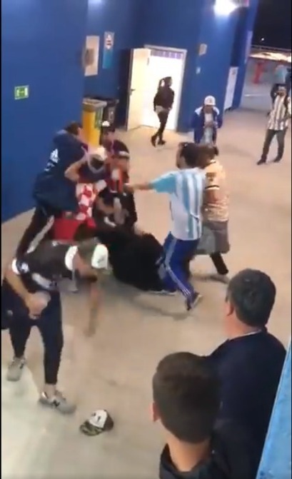 Аргентинские болельщики избили хорвата во время матча ЧМ-2018. Аргентинские болельщики избили хорвата во время матча ЧМ-2018.