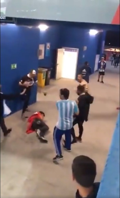 Аргентинские болельщики избили хорвата во время матча ЧМ-2018. Аргентинские болельщики избили хорвата во время матча ЧМ-2018.