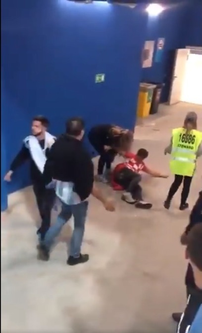 Аргентинские болельщики избили хорвата во время матча ЧМ-2018. Аргентинские болельщики избили хорвата во время матча ЧМ-2018.