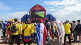 19 июня. Казань. Болельщики смотрят матч сборных Колумбии и Японии (1:2) в фан-зоне.