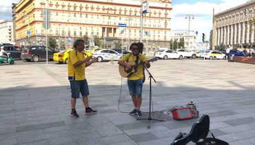 Шведские музыканты отжигают на Лубянской площади