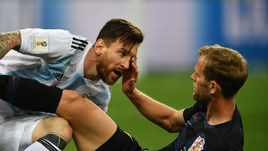 Четверг. Нижний Новгород. Аргентина – Хорватия – 0:3. Лионель МЕССИ (слева) и Иван СТРИНИЧ.