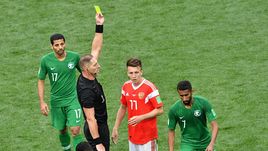 14 июня. Москва. Россия - Саудовская Аравия - 5:0. Нестор ПИТАНА показывает желтую карточку Александру ГОЛОВИНУ на 88-й минуте при счете 3:0. Еще одно предупреждение приведет к дисквалификации хавбека.