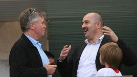 Август 2006 года. Москва. Гус ХИДДИНК (слева) и Станислав ЧЕРЧЕСОВ.