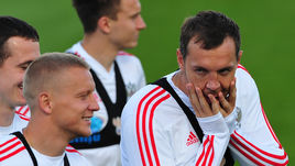 Артем ДЗЮБА (справа) и Игорь СМОЛЬНИКОВ на тренировке сборной России.