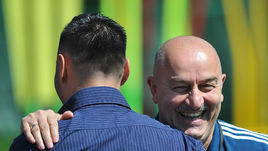 Станислав ЧЕРЧЕСОВ (с Марко АМЕЛИЕЙ) на тренировке сборной России в Новогорске.