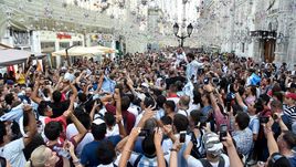 Москва. Болельщики сборной Аргентины на Никольской улице.