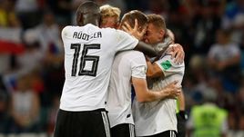 Суббота. Сочи. Германия – Швеция – 2:1. 90+5-я минута. Немцы праздную победный гол.