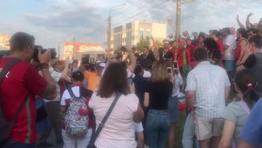 Толпа встречает сборную Португалии в Саранске