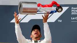 Воскресенье. Ле-Кастелле. Льюис ХЭМИЛТОН празднует победу на "Гран-при Франции".